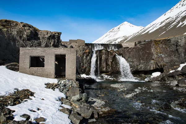 東アイスランドのソーゲイルスタダラー川にあるトーゲイルスタダラーの滝と古い発電所の建物 — ストック写真