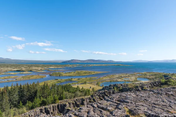 İzlanda kırsalındaki Thingvellir Ulusal Parkı 'ndaki Thingvallavatn Gölü' ne bakın