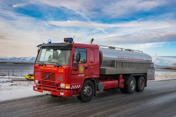 Hornafjordur Islandia Februari 2020 Truk Pemadam Kebakaran Volvo Mengemudi Jalan — Stok Foto