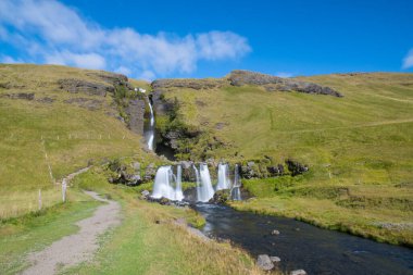 Güney İzlanda kırsalındaki Fljotshlid 'de gluggafoss şelalesi