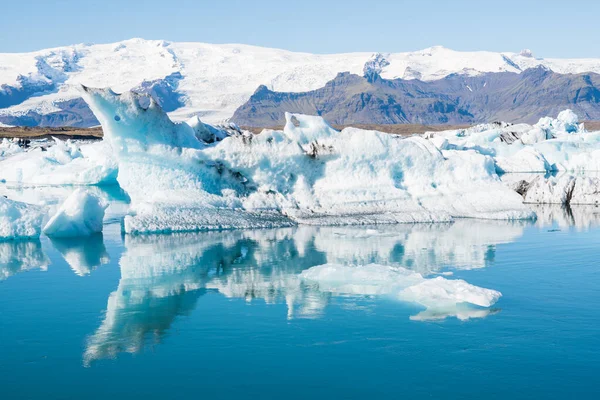 アイスランド南部のジョクルサロン氷河ラグーンの氷山 — ストック写真