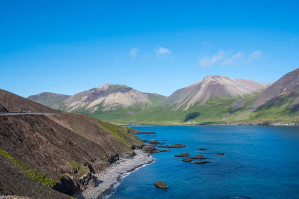 Baia Njardvik Nell Islanda Orientale Una Giornata Estiva Soleggiata — Foto Stock