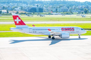 Zürih İsviçre - 7 Ağustos. 2025: İsviçre Airbus A220 havaalanında