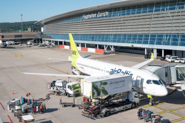 Zürih İsviçre - 7 Ağustos. 2025: Airbus A220 havaalanında