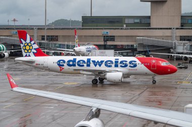 Zürih İsviçre - 2 Ağustos. 2025: Edelweiss Airbus A320 havaalanında