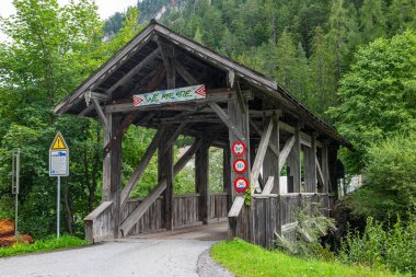 Filisur İsviçre - 3 Ağustos. 2025: Nehir boyunca köprü