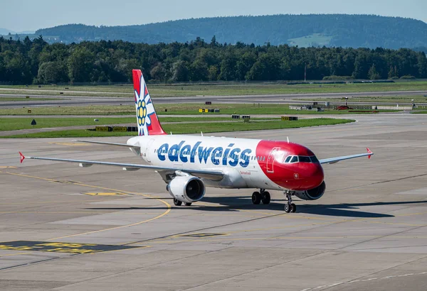 Zürih İsviçre - 7 Ağustos. 2025: Edelweiss Airbus A320 havaalanında