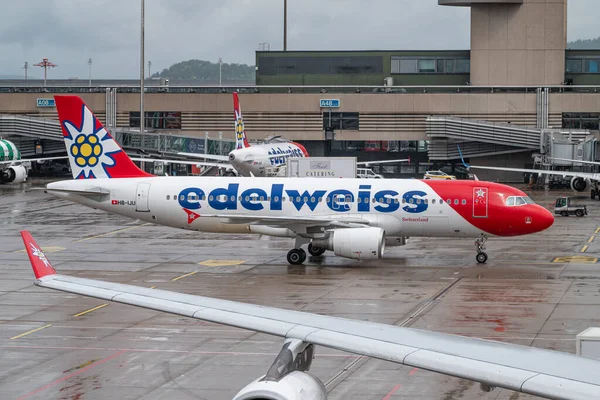 Zürih İsviçre - 2 Ağustos. 2025: Edelweiss Airbus A320 havaalanında