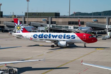 Zürih İsviçre - 7 Ağustos. 2025: Edelweiss Airbus A320 havaalanında