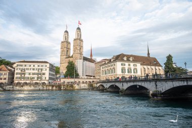 Zürih İsviçre - 2 Ağustos. 2025: Şehrin rıhtımı
