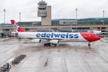 Zürih İsviçre - 2 Ağustos. 2025: Edelweiss Airbus A340 havaalanında