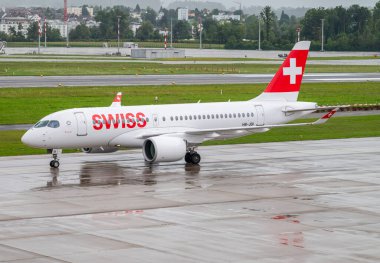 Zürih İsviçre - 2 Ağustos. 2025: İsviçre Airbus A220 havaalanında