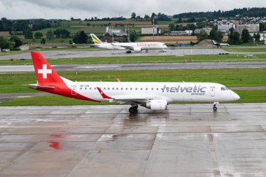 Zürih İsviçre - 2 Ağustos. 2025: Embraer ERJ-190LR Helvetic Havayolları 'ndan gelen uçak