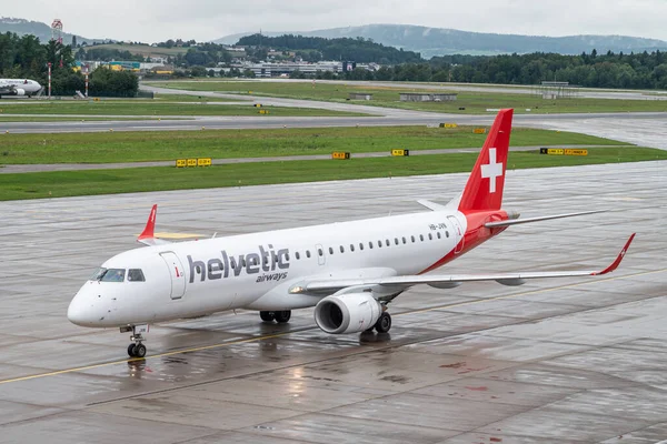 Zürih İsviçre - 2 Ağustos. 2025: Embraer ERJ-190LR Helvetic Havayolları 'ndan gelen uçak