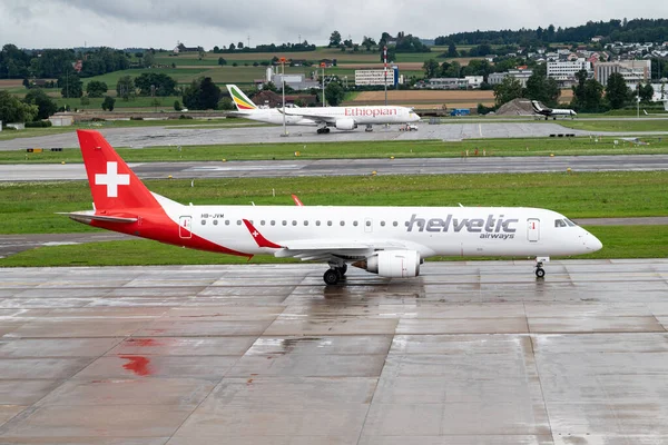 Zürih İsviçre - 2 Ağustos. 2025: Embraer ERJ-190LR Helvetic Havayolları 'ndan gelen uçak
