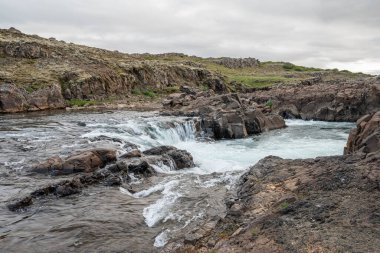 Batı İzlanda Borgarfjordur 'da bir yaz günü Trollafossar şelalesi