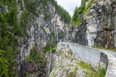 İsviçre 'de albula geçidinin bir parçası olan kanyondan geçen bir yol.