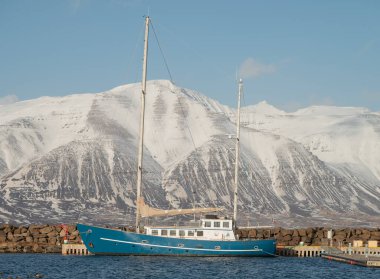 Hrisey İzlanda - 2 Mart. 2025: Aztek yelkenli kadın limanda