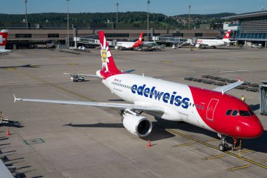 Zürih İsviçre - 7 Ağustos. 2025: Edelweiss Airbus A320 havaalanında