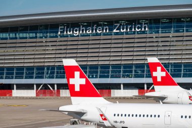 Zürih İsviçre - 7 Ağustos. 2025: Zürih havaalanında İsviçre uçakları