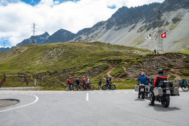 Albula İsviçre - 3 Ağustos. 2025: Albula geçidinde motosikletliler ve bisikletçiler