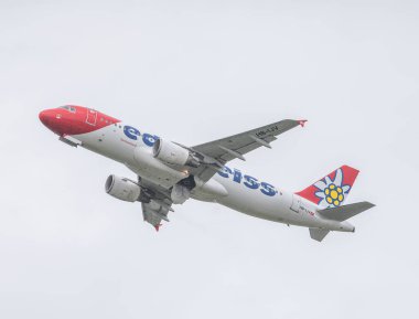 Zürih İsviçre - 2 Ağustos. 2025: Edelweiss Airbus A320 havaalanından havalanıyor.