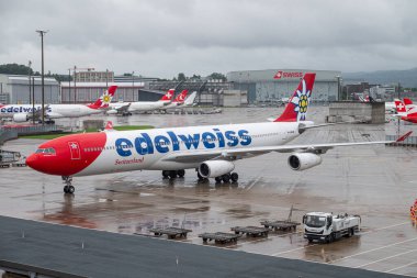 Zürih İsviçre - 2 Ağustos. 2025: Edelweiss Airbus A340 havaalanında