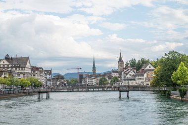 Zürih İsviçre - 2 Ağustos. 2025: Şehirdeki binalar ve nehir