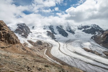 İsviçre 'deki Pers Buzulu manzarası
