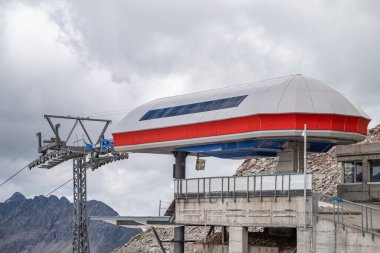 İsviçre 'de Diavolezza' nın tepesinde sandalye kaldırma