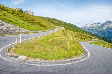 İsviçre 'deki Splugen Dağı' nın dolambaçlı yolu.
