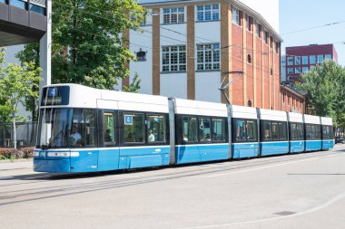 İsviçre 'de Zürih sokaklarında tramvay