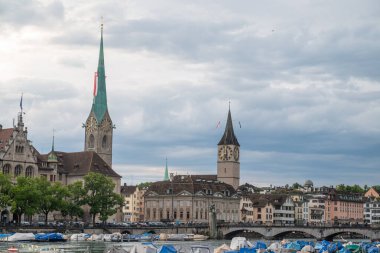 Zürih İsviçre - 2 Ağustos. 2025: Şehrin rıhtımı