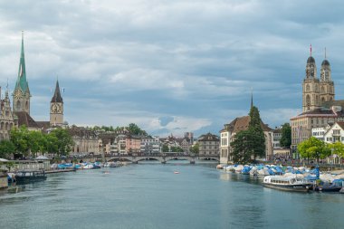 Zürih İsviçre - 2 Ağustos. 2025: Şehrin rıhtımı