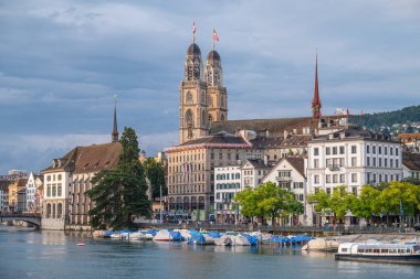 Zürih İsviçre - 2 Ağustos. 2025: Şehrin rıhtımı