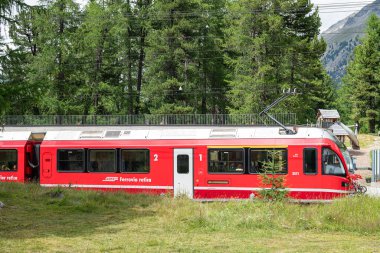 Pontresina İsviçre - 3 Ağustos. 2025: Morteratsch tren istasyonunda tren