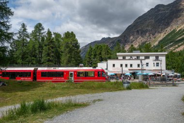 Pontresina İsviçre - 3 Ağustos. 2025: Morteratsch tren istasyonunda tren