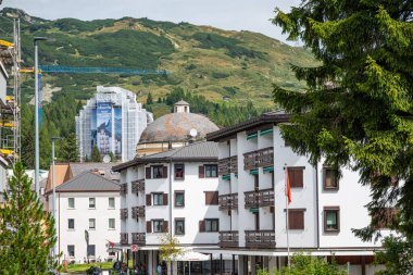 San Bernardino İsviçre - 4 Ağustos. 2025: Alp kasabasındaki binalar