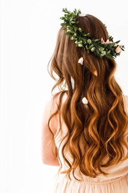 Kadınların kafasında çiçek tacı ve saçlarında taç