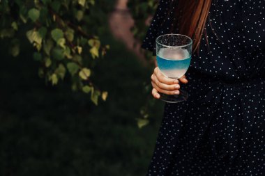 Kadın eli içkiyle birlikte.