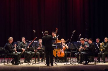 Dnipro, Ukrayna - 18 Haziran 2018: Dört mevsim Oda Orkestrası - Ana iletken Dmitry Logvin gerçekleştirmek Devlet Dram Tiyatrosu'nda