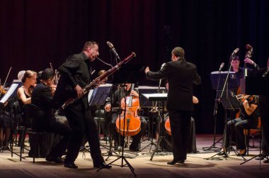 Dnipro, Ukrayna - 18 Haziran 2018: Dört mevsim Oda Orkestrası - Ana iletken Dmitry Logvin gerçekleştirmek Devlet Dram Tiyatrosu'nda