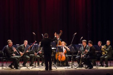 Dnipro, Ukrayna - 18 Haziran 2018: Dört mevsim Oda Orkestrası - Ana iletken Dmitry Logvin gerçekleştirmek Devlet Dram Tiyatrosu'nda