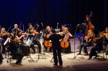 Dnipro, Ukrayna - 18 Haziran 2018: Dört mevsim Oda Orkestrası - Ana iletken Dmitry Logvin gerçekleştirmek Devlet Dram Tiyatrosu'nda