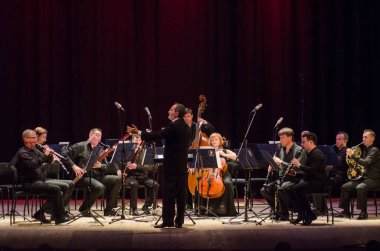 Dnipro, Ukrayna - 18 Haziran 2018: Dört mevsim Oda Orkestrası - Ana iletken Dmitry Logvin gerçekleştirmek Devlet Dram Tiyatrosu'nda