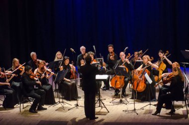 Dnipro, Ukrayna - 18 Haziran 2018: Dört mevsim Oda Orkestrası - Ana iletken Dmitry Logvin gerçekleştirmek Devlet Dram Tiyatrosu'nda