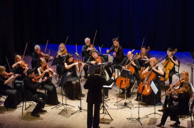 Dnipro, Ukrayna - 18 Haziran 2018: Dört mevsim Oda Orkestrası - Ana iletken Dmitry Logvin gerçekleştirmek Devlet Dram Tiyatrosu'nda