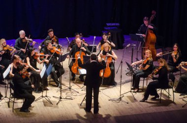 Dnipro, Ukrayna - 18 Haziran 2018: Dört mevsim Oda Orkestrası - Ana iletken Dmitry Logvin gerçekleştirmek Devlet Dram Tiyatrosu'nda