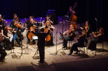 Dnipro, Ukrayna - 18 Haziran 2018: Dört mevsim Oda Orkestrası - Ana iletken Dmitry Logvin gerçekleştirmek Devlet Dram Tiyatrosu'nda