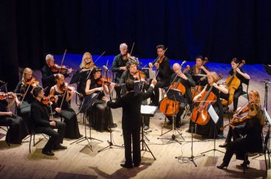 Dnipro, Ukrayna - 18 Haziran 2018: Dört mevsim Oda Orkestrası - Ana iletken Dmitry Logvin gerçekleştirmek Devlet Dram Tiyatrosu'nda